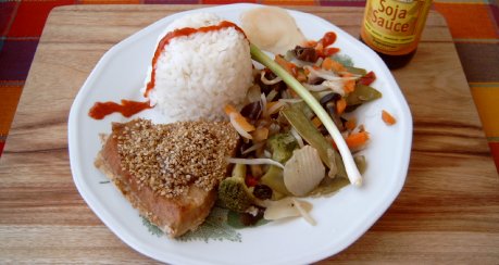 Thunfisch-Steaks unter Erdnuss-Sesam-Kruste, mit Reis & Asia-Gemüse