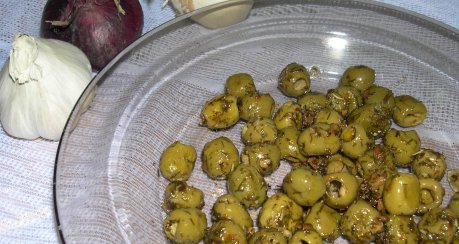 Oliven mit Kr&auml;utern