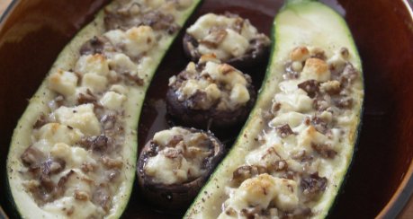 Gefüllte Zucchini und Champignons