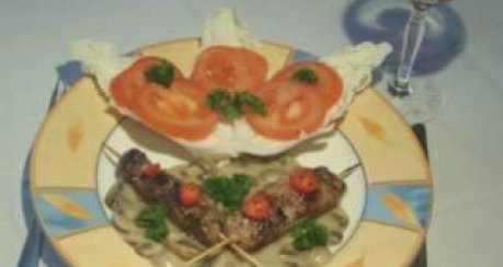 Marinierte Lammspieße auf Rahmchampignons