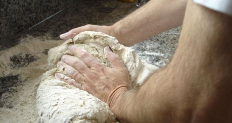 Hausbrot mit Kernen und Gewürzen