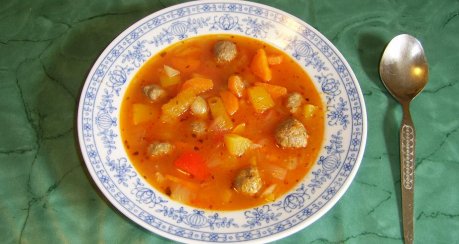 Klösschensuppe mit Paprika, Tomate und Kürbis