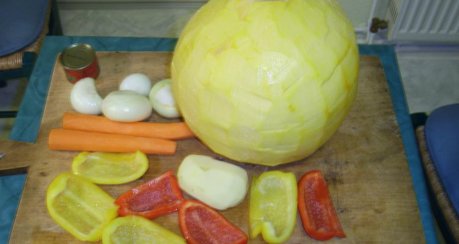 Klösschensuppe mit Paprika, Tomate und Kürbis