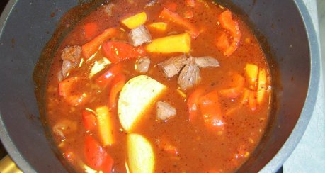 Paprika- Schweinegulasch mit Knoblauch