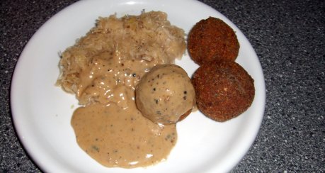 Gebackener Leberknödel mit Sauerkraut auf Pfeffersauce