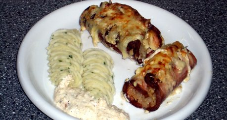 Leberkäse mit Sauerkrautfüllung, überbacken (Leberkäseröllchen)