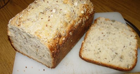 Roggen-Weizenbrot mit ganzen Weizenkörnern