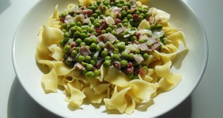 Pasta mit Erbsen-Schinken-Sahne-Soße