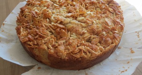 Bananen-Macadamia-Kuchen mit Cornflakes-Mandel-Top