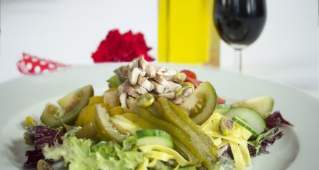 SALAT MIT PASTA UND GEMÜSE