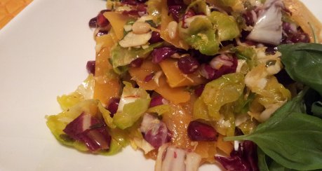 Rohköstlicher Rosenkohl-Radicchio-Kürbis-Salat mit Granatapfel & Orangenvinaigrette