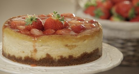 Käsekuchen mit Erdbeeren und weißer Schokolade