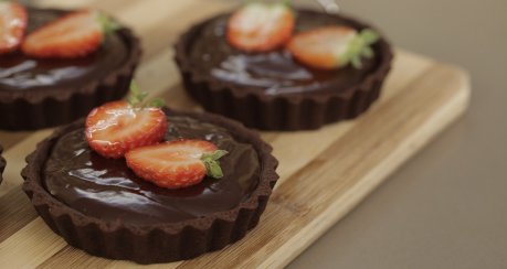 Dunkle Schokoladen-Tartelettes mit Erdbeeren 