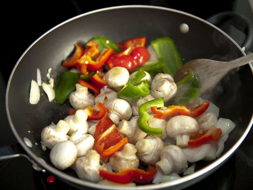 Gemüsepfanne mit Pilzen und Paprika