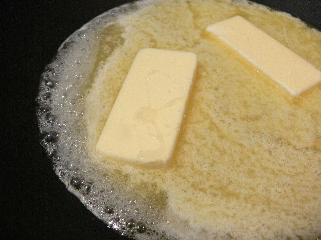 Schmelzende Butter in der Pfanne Schmelzende Butter in der Pfanne