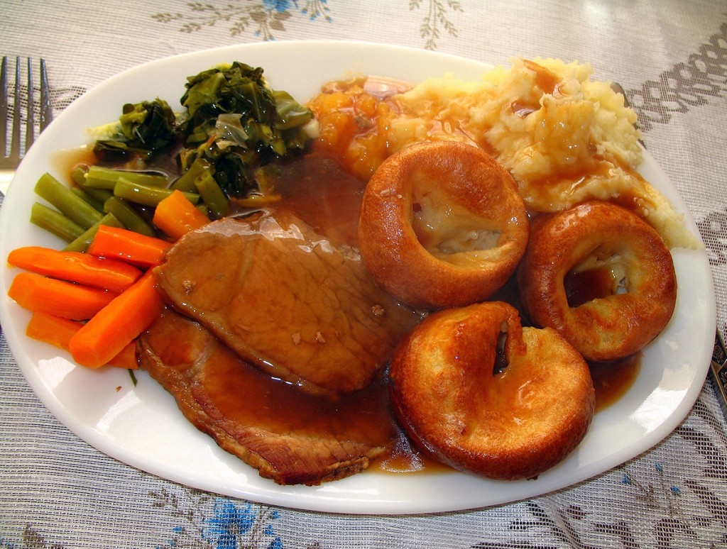 Typischer Sunday Roast mit Beilagen Typischer Sunday Roast mit Beilagen