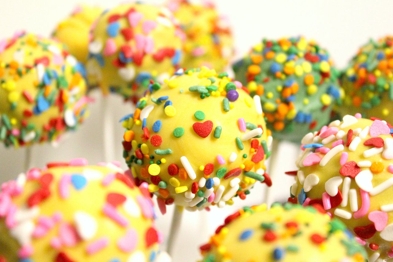 Cake Pops mit bunten Zuckerstreuseln