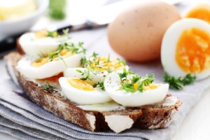 Brot mit Ei und Kresse