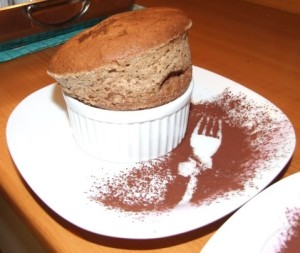 Schokoladensoufflé direkt aus der Form löffeln (Bild: Akovacs.hu - gemeinfrei/Wikipedia)