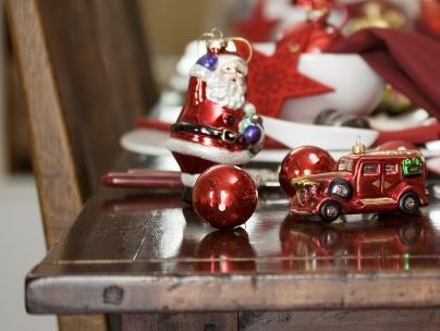 Verspielte Figuren wie der kleine Weihnachtsmann lockern die Tafel auf. (Bild: Brigitte Bonaposta - Fotolia)