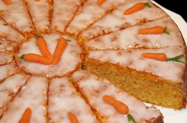 Karottenkuchen mit Dekoration