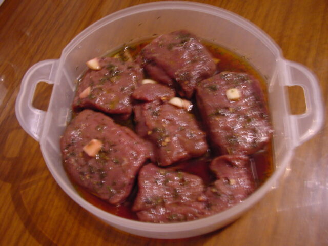 flambierte Hasenrückenfilets mit Sauce und Klößen